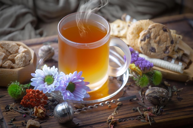 Une tasse de thé avec une fleur dessus