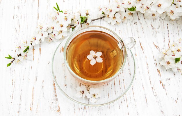 Tasse de thé et fleur de printemps