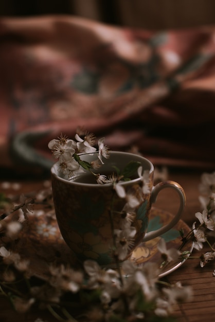 Tasse de thé avec des fleurs épanouies