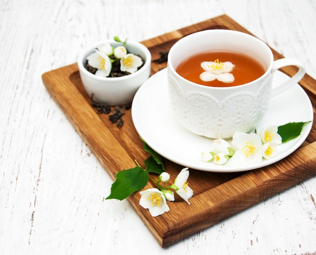 Tasse de thé avec des fleurs de jasmin