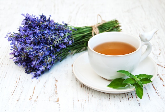 Tasse de thé et fleurs de lavande