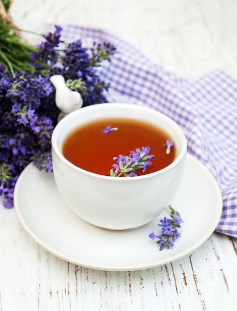 Tasse de thé et fleurs de lavande