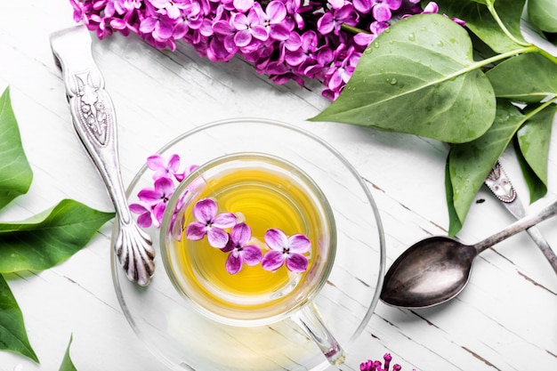 Tasse de thé et fleurs lilas