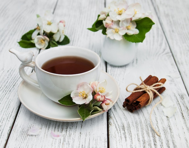 Tasse de thé avec des fleurs de pommier