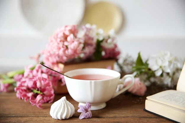 tasse de thé et de fleurs sur une table en bois