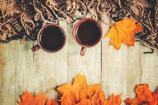 Une tasse de thé et un fond d&#39;automne confortable. Mise au point sélective.