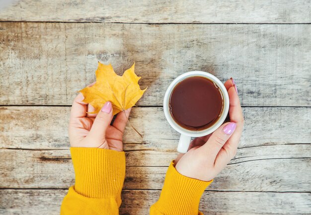 Une tasse de thé et un fond d&#39;automne confortable. Mise au point sélective.