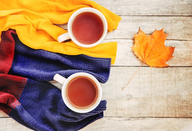 Une tasse de thé et un fond d&#39;automne confortable. Mise au point sélective.