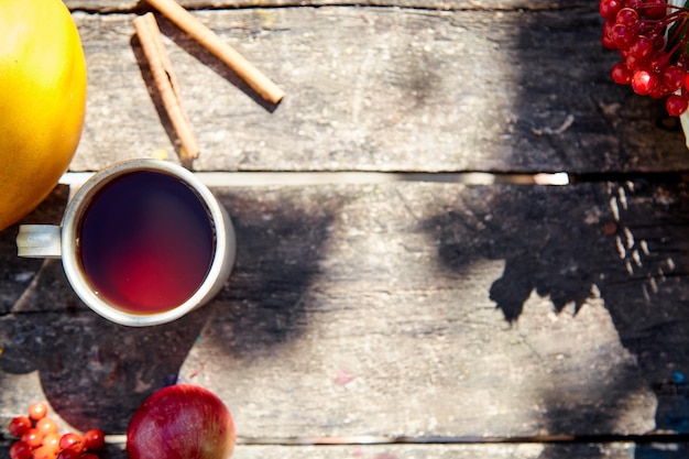 Tasse de thé sur fond en bois dans un style rustique avec des ombres naturelles à la mode Vue de dessus copie espace Viorne et bâtons de cannelle Automne esthétique nature morte concept de Thanksgiving Day