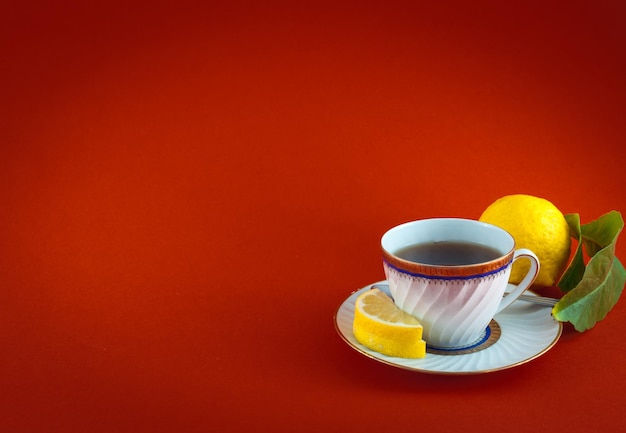 Photo tasse à thé sur fond coloré