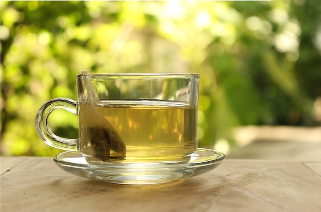 Tasse de thé sur un fond flou de la nature.