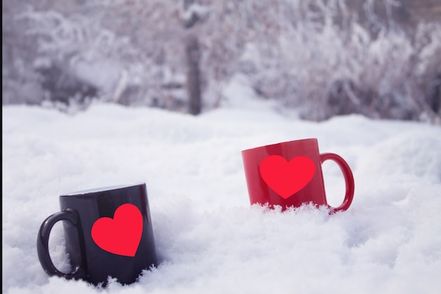 Photo tasse à thé sur fond de neige