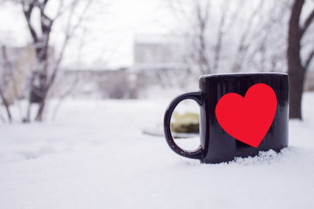 Tasse à thé sur fond de neige