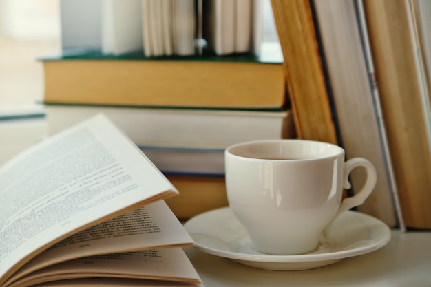 Tasse de thé sur fond de vieux livres