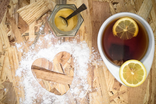 Tasse de thé en forme de coeur sur une table en bois