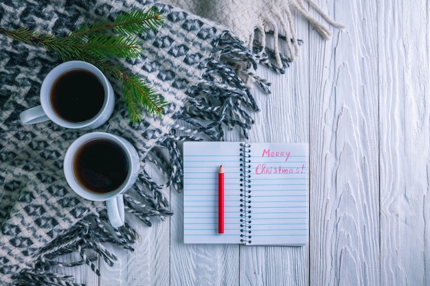 Tasse de thé avec foulard et cahier