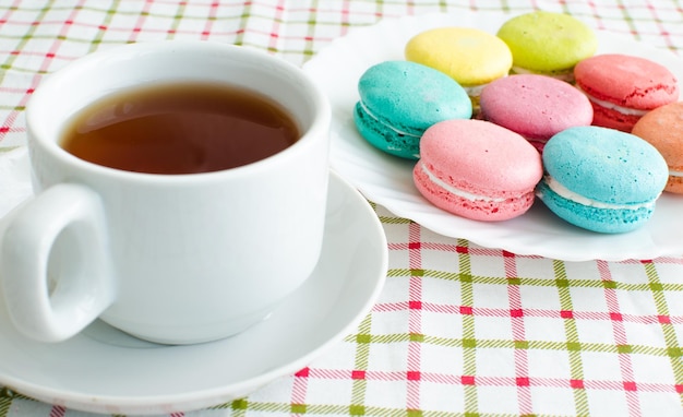 Tasse de thé et gâteau et macarons français