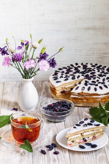 tasse de thé, gâteau sur plat sur table en bois