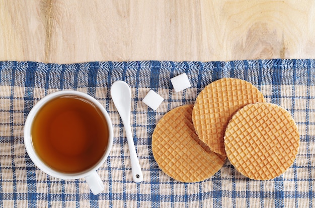 Tasse de thé et gaufre