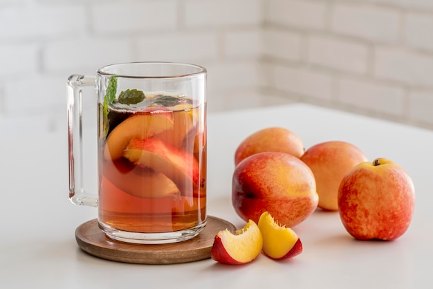 Photo tasse de thé glacé aux pêches