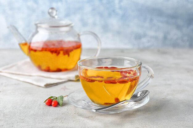 Tasse avec thé goji sur table