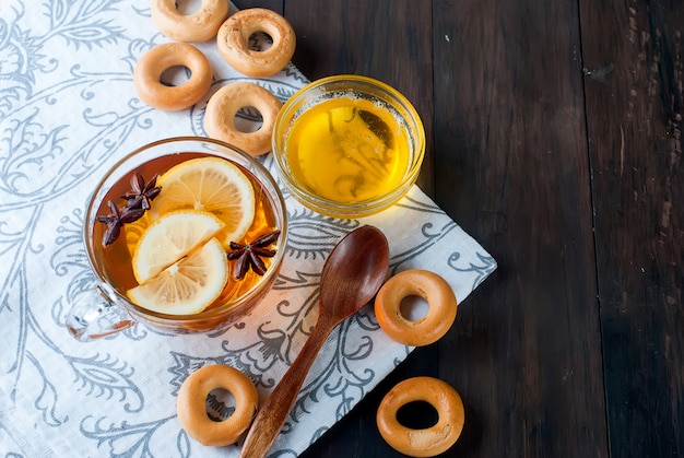 Tasse de thé et de graines de bagels sur une table en bois.