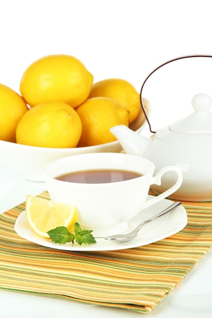 Tasse de thé avec gros plan de citron