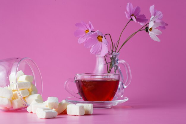 Tasse à thé avec guimauve