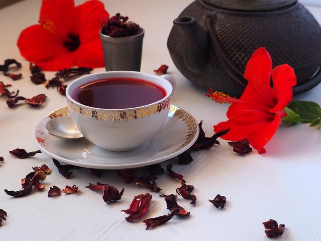 Une tasse de thé à l'hibiscus rouge