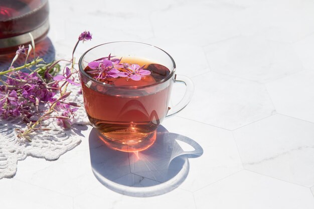 Une tasse de thé Ivan russe sur fond clair