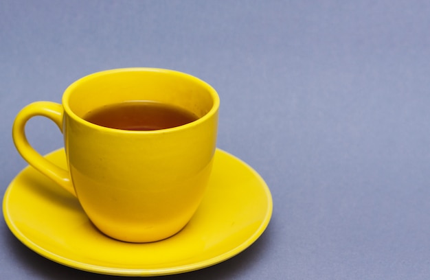 Tasse de thé jaune