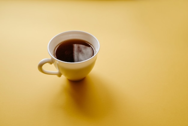 Une tasse de thé sur jaune