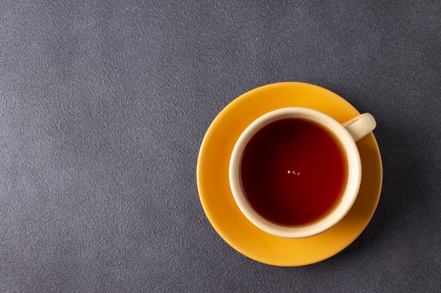 tasse de thé jaune