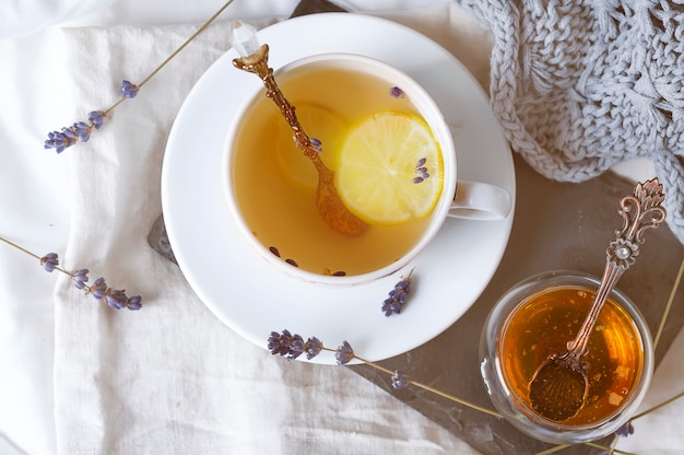 Tasse de thé sur un lit