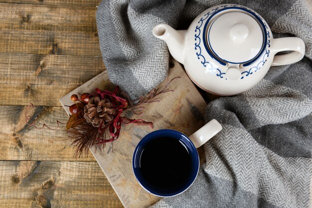 Tasse de thé avec livre sur gros plan de table