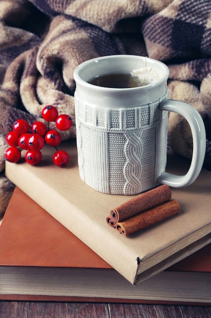 Tasse de thé avec livre sur table close-up