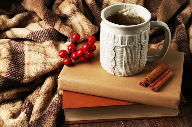 Tasse De Thé Avec Livre Sur Table Close-up