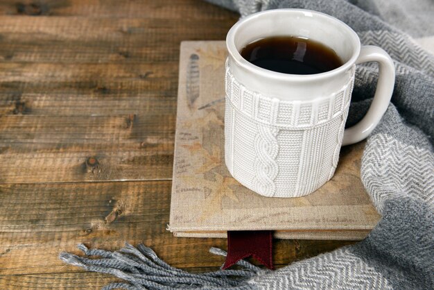 Tasse de thé avec livre sur table close-up