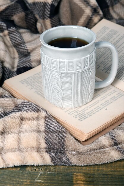 Tasse de thé avec livre sur table close-up