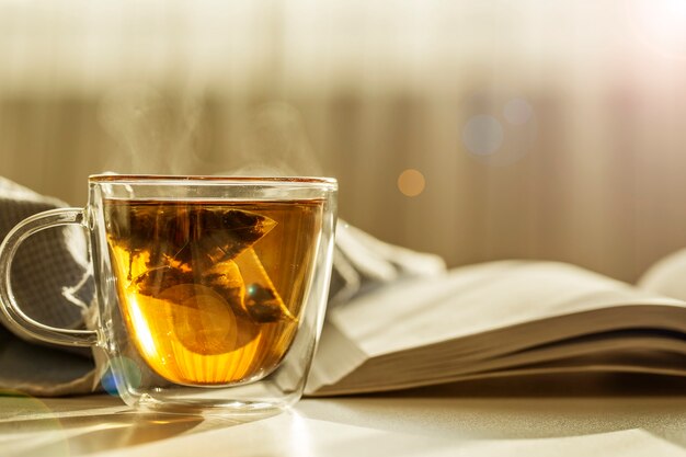 Une tasse de thé et un livre