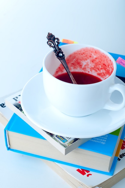 Tasse de thé et livre