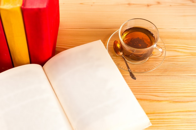 Tasse de thé et livres sur bois