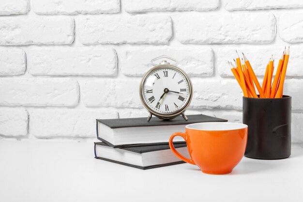 Tasse de thé et livres sur la table