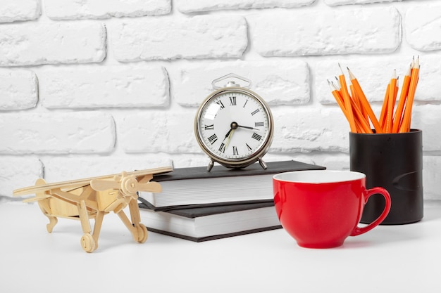 Tasse de thé et livres sur la table