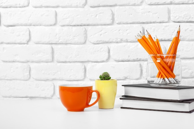 Tasse de thé et livres sur la table