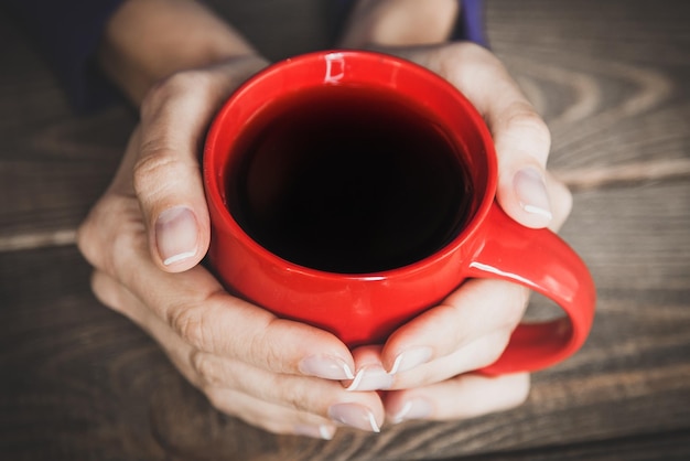 Tasse à thé main lait art italien chaud