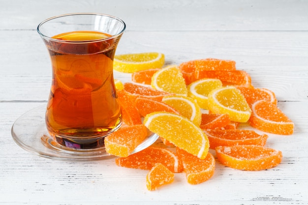 Tasse à thé avec marmelade d'orange sur table, concept de petit déjeuner