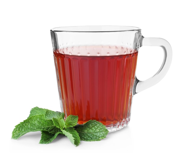 Tasse avec thé à la menthe aromatique chaud isolé sur blanc