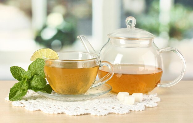 Tasse de thé à la menthe et citron vert sur table dans la chambre