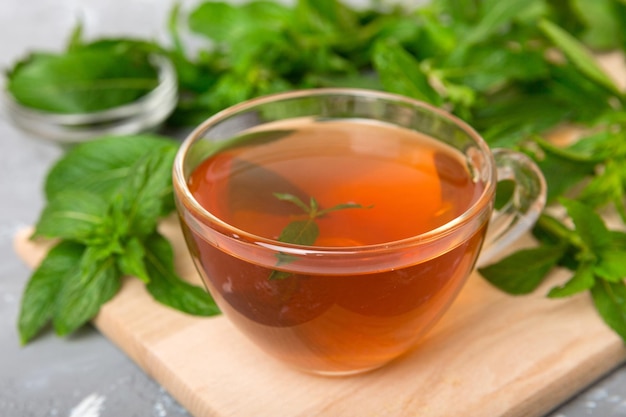 Tasse de thé à la menthe sur fond de table Thé vert à la menthe fraîche vue de dessus avec espace de copie